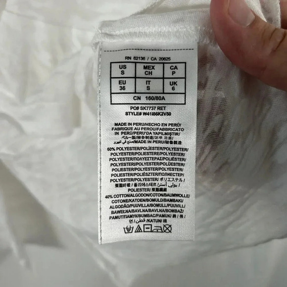 Guess Shirt Women Small White Vneck Graphic Pribt Short Sleeve Lightweight - Picture 6 of 9